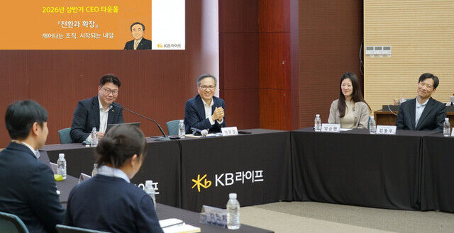 지난 5일 KB라이프타워에서 열린 최고경영자(CEO) 타운홀 미팅에서 정문철 KB라이프 대표이사(가운데)가 임직원들과 대화를 나누고 있다. /KB라이프