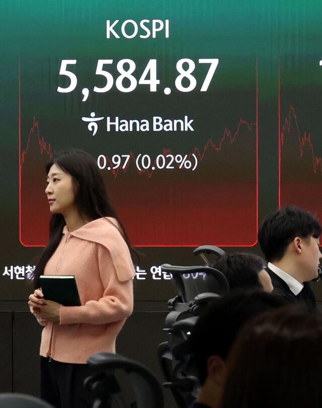 6일 오후 서울 중구 하나은행 딜링룸에서 딜러들이 업무를 하고 있다. 코스피는 전 거래일(5583.90)보다 0.97포인트(0.02%) 오른 5584.87에 마감했다./뉴시스