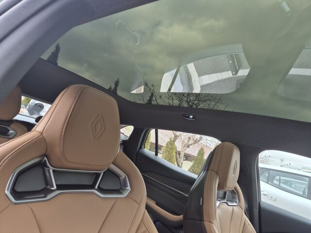 르노 필랑트 루프 글라스. 루프 손잡이 등 시야를 방해하는 요소를 모두 걷어내 공간감을 키웠다. /윤진웅 기자