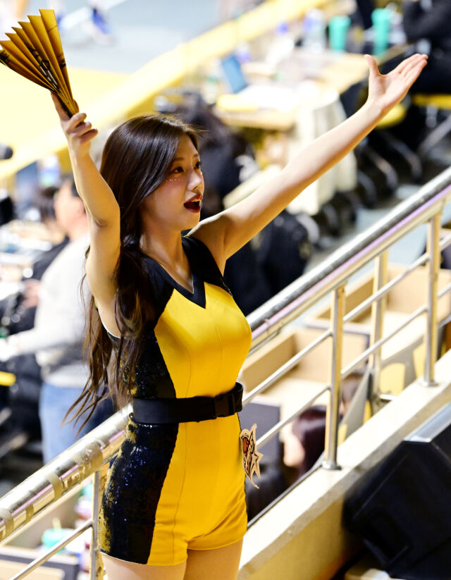 강지은 치어리더가 응원을 펼치고 있다. / 한국배구연맹(KOVO)