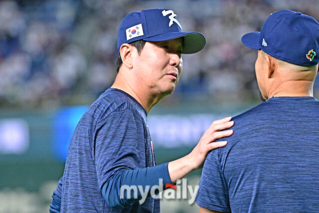 7일 일본 도쿄돔에서 열린 2026 월드 베이스볼 클래식(WBC) 조별리그 한국-일본 경기. 류지현 감독이 선수들의 훈련을 지켜보며 이야기를 나누고 있다./도쿄(일본)=한혁승 기자