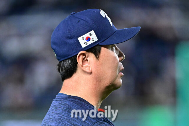 7일 일본 도쿄돔에서 열린 2026 월드 베이스볼 클래식(WBC) 조별리그 한국-일본 경기.류지현 감독이 선수들의 훈련을 지켜보고 있다./마이데일리