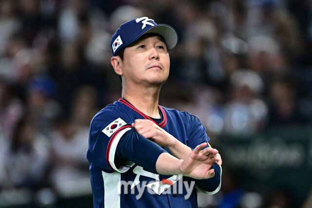 7일 일본 도쿄돔에서 열린 2026 월드 베이스볼 클래식(WBC) 조별리그 한국-일본 경기. 류지현 감독이 경기 전 도열했다./도쿄(일본)=한혁승 기자 hanfoto@mydaily.co.kr