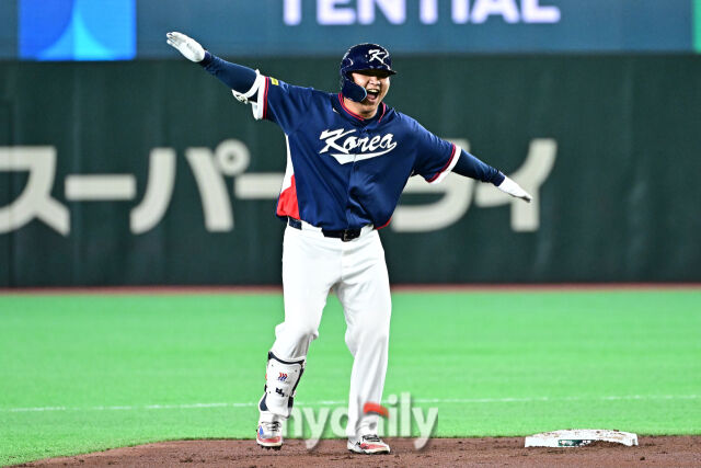 7일 일본 도쿄돔에서 열린 2026 월드 베이스볼 클래식(WBC) 조별리그 한국-일본 경기. 문보경이 1회초 2사 1-2루에 2타점 적시 2루타를 친 후 비행기 세리머니를 하고 있다./도쿄(일본)=한혁승 기자