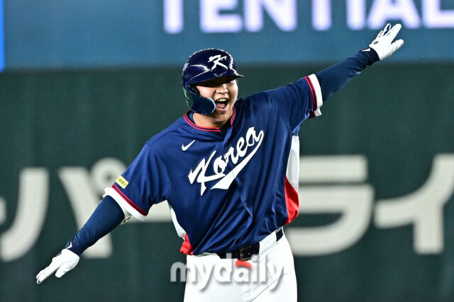 7일 일본 도쿄돔에서 열린 2026 월드 베이스볼 클래식(WBC) 조별리그 한국-일본 경기. 문보경이 1회초 2사 1-2루에 2타점 적시 2루타를 친 후 비행기 세리머니를 하고 있다./도쿄(일본)=한혁승 기자