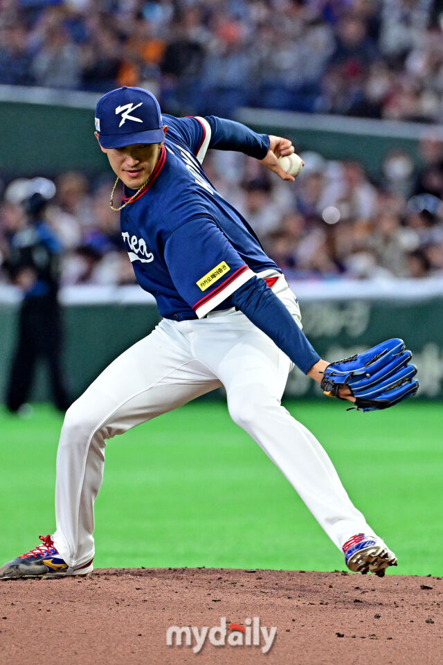 7일 일본 도쿄돔에서 열린 2026 월드 베이스볼 클래식(WBC) 조별리그 한국-일본 경기. 고영표가 1회말 선발 투수로 나와 힘차게 투구하고 있다./도쿄(일본)=한혁승 기자