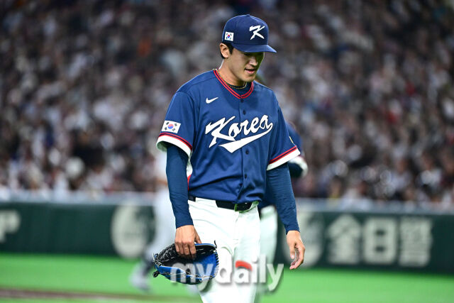 7일 일본 도쿄돔에서 열린 2026 월드 베이스볼 클래식(WBC) 조별리그 한국-일본 경기. 선발 고영표가 1회 일본 스즈키에게 투런포를 내주고 수비를 마친 뒤 더그아웃으로 향하고 있다./도쿄(일본)=한혁승 기자