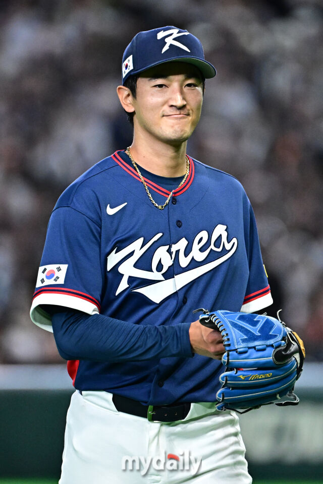 7일 일본 도쿄돔에서 열린 2026 월드 베이스볼 클래식(WBC) 조별리그 한국-일본 경기.<br><br>선발 투수 고영표가 2회말 수비를 마치고 더그아웃으로 들어가고 있다./마이데일리