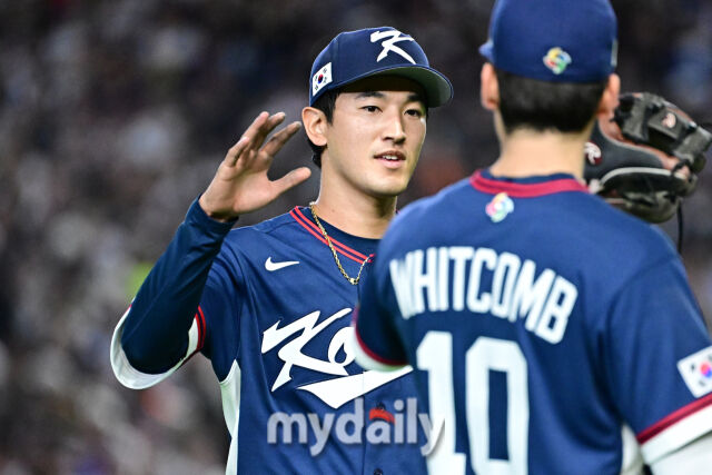 7일 일본 도쿄돔에서 열린 2026 월드 베이스볼 클래식(WBC) 조별리그 한국-일본 경기.<br><br>선발 투수 고영표가 2회말 수비를 마치고 더그아웃으로 들어가고 있다./마이데일리