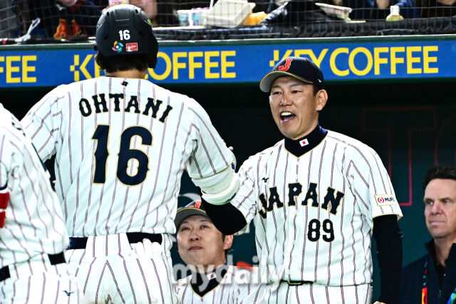 7일 일본 도쿄돔에서 열린 2026 월드 베이스볼 클래식(WBC) 조별리그 한국-일본 경기.<br><br>오타니가 3회말 1사에 동점 솔로포를 친 후 이바타 감독과 기뻐하고 있다./마이데일리