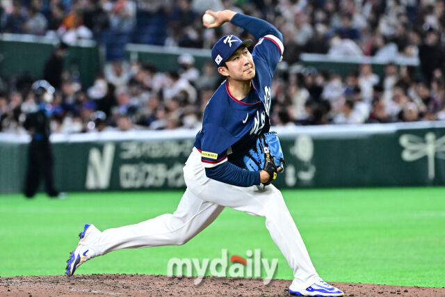 7일 일본 도쿄돔에서 열린 2026 월드 베이스볼 클래식(WBC) 조별리그 한국-일본 경기. 손주영이 5회말 마운드에 올라 힘차게 투구하고 있다./도쿄(일본) = 한혁승 기자