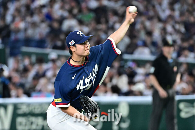 7일 일본 도쿄돔에서 열린 2026 월드 베이스볼 클래식(WBC) 조별리그 한국-일본 경기. 김영규가 7회말 2사 1-3루에 마운드에 올라 힘차게 투구하고 있다./도쿄(일본)=한혁승 기자 hanfoto@mydaily.co.kr