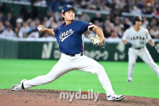 7일 일본 도쿄돔에서 열린 2026 월드 베이스볼 클래식(WBC) 조별리그 한국-일본 경기. 김택연이 7회말 2사 1-2루에 마운드에 올라 힘차게 투구하고 있다. /도쿄(일본)=한혁승 기자 hanfoto@mydaily.co.kr