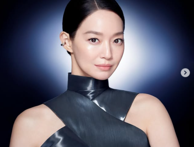 지난 7일, 패션 매거진 ‘W Korea’의 공식 유튜브 채널에는 ‘신민아가 귀엽고 가방 꾸미기가 아름다워요. 차분한 목소리로 전하는 그녀의 요즘 근황은?’이라는 제목의 영상이 업로드됐다. /신민아 소셜미디어□