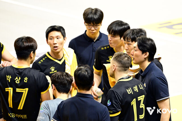 하 대행과 KB손해보험 선수들./KOVO