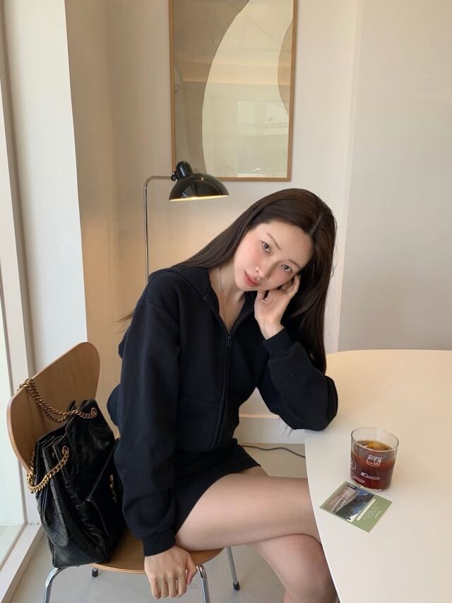 차정원이 세련된 올블랙 스타일로 늘씬한 각선미를 드러냈다. / 차정원 SNS