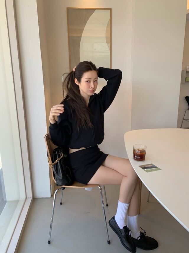 차정원이 세련된 올블랙 스타일로 늘씬한 각선미를 드러냈다. / 차정원 SNS