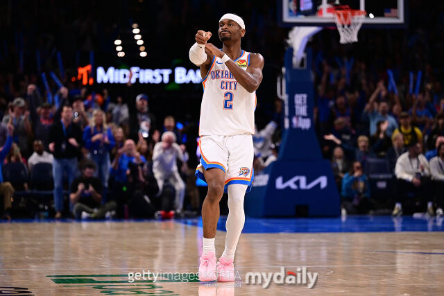 SGA가 8일 골든스테이트와 경기에서 득저 세리머니를 하고 있다. /게티이미지코리아