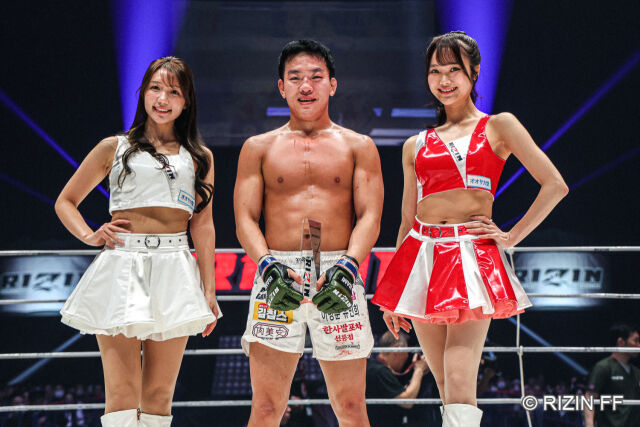 승리 후 기념 촬영을 하는 이정현(가운데). /라이진FF 제공