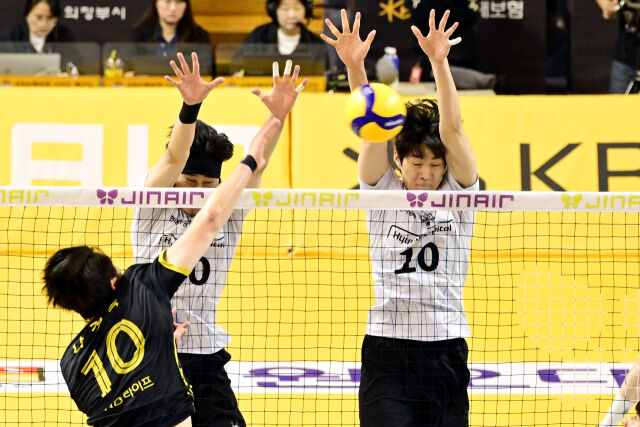 개인 최다 7개의 블로킹을 성공시킨 김진영이 나경복에게 블로킹을 시도하고 있다. / 한국배구연맹 (KOVO)