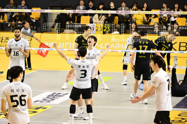 7개의 블로킹을 성공 시키며 팀 동료들과 기뻐하는 김진영. / 한국배구연맹 (KOVO)