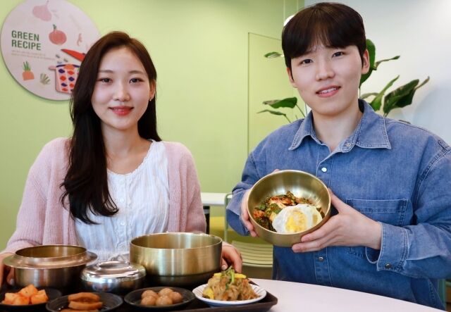 삼성웰스토리가 3월 한 달간 제철 맞은 봄동을 활용한 '봄동비빔밥'을 선보인ㄷ. /삼성웰스토리