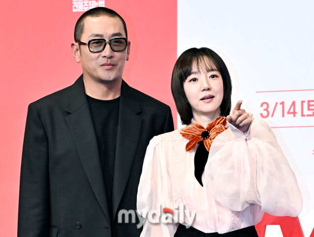 배우 김준한, 정수정, 심은경, 임수정, 하정우(왼쪽부터)가 9일 서울 신도림 더링크호텔에서 열린 tvN 토일드라마 ‘대한민국에서 건물주 되는 법’ (극본 오한기, 연출 임필성 김상훈) 제작발표회에 참석해 포토타임을 갖고 있다. / 송일섭 기자(andlyu@mydaily.co.kr)