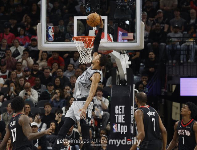 웸반야마(가운데)가 9일 휴스턴과 경기에서 덩크를 터뜨리고 있다. /게티이미지코리아