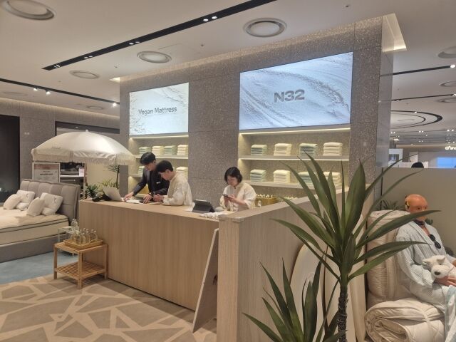 ‘일상 속에 숨겨진 프라이빗 리조트로 체크인’이라는 테마로 이뤄진 이곳 팝업스토는 아늑한 색감과 포근함을 느낄 수 있는 아이템을 활용해 브랜드 아이덴티티를 나타냈다. /윤진웅 기자