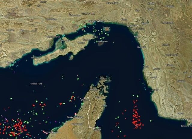 이란(북쪽)과 두바이(남쪽) 사이를 흐르는 호르무즈 해협. 사실상 봉쇄되면서 선박 통행이 중단돼 해협이 텅 비어 있다. /뉴시스