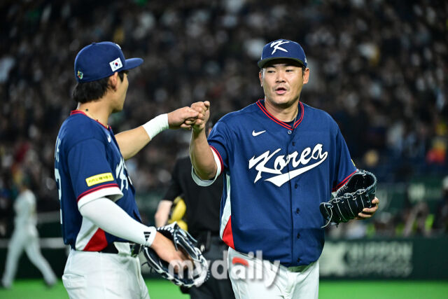 9일 일본 도쿄돔에서 열린 2026 월드 베이스볼 클래식(WBC) 조별리그 한국-호주 경기. 노경은이 3회 무실점 수비를 마치고 이정후와 기뻐하고 있다./도쿄(일본) = 한혁승 기자
