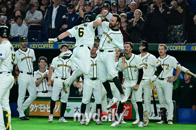 9일 일본 도쿄돔에서 열린 2026 월드 베이스볼 클래식(WBC) 조별리그 한국-호주 경기. 호주 그렌디닝(왼쪽)이 5회말 첫 타자로 나와 솔로포를 친 후 기뻐하고 있다./도쿄(일본)=한혁승 기자