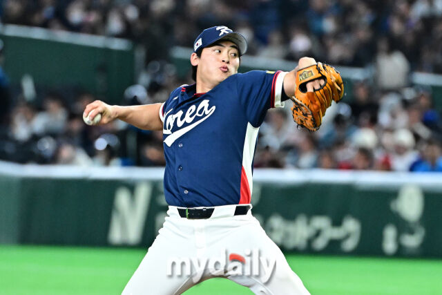 9일 일본 도쿄돔에서 열린 2026 월드 베이스볼 클래식(WBC) 조별리그 한국-호주 경기. 조병현이 8회말 1사 1루 마운드에 올라 힘차게 투구하고 있다./도쿄(일본) = 한혁승 기자