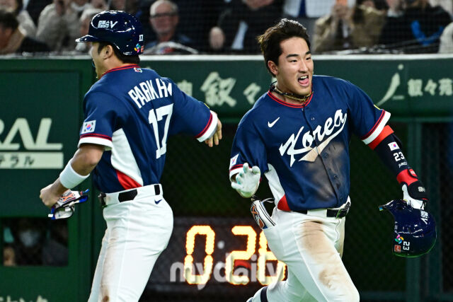 9일 일본 도쿄돔에서 열린 2026 월드 베이스볼 클래식(WBC) 조별리그 한국-호주 경기. 박해민이 9회초 1사 1-3루에 안현민 희생플라이에 득점 했다. 안현민(오른쪽)과 기뻐하는 박해민./도쿄(일본) = 한혁승 기자