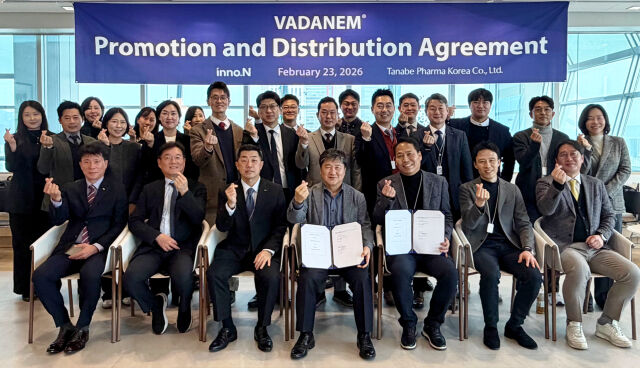 HK이노엔과 타나베파마코리아 임직원들이 '바다넴정' 공동 프로모션 계약식 진행 후 기념사진을 촬영하고있다. /HK이노엔