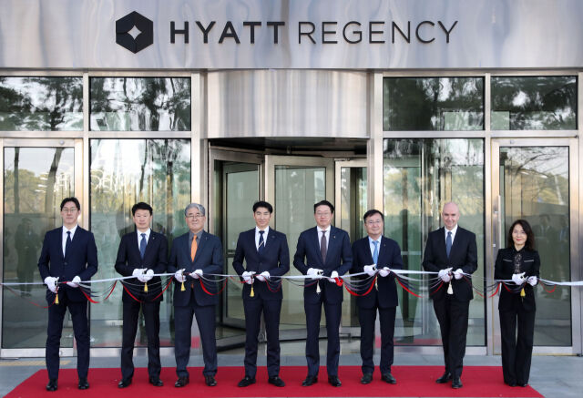 지난 9일 ‘하얏트 리젠시 인천 파라다이스시티’ 개관식에서 최종환 파라다이스세가사미 대표이사(오른쪽 네 번째)와 사토미 하루키 세가사미홀딩스 CEO(왼쪽 네 번째) 등 내빈들이 테이프 커팅을 하고 있다. /파라다이스