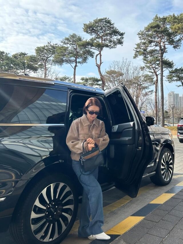 김희애가 따뜻해진 봄 날씨 속 근황을 전했다. / 김희애 SNS