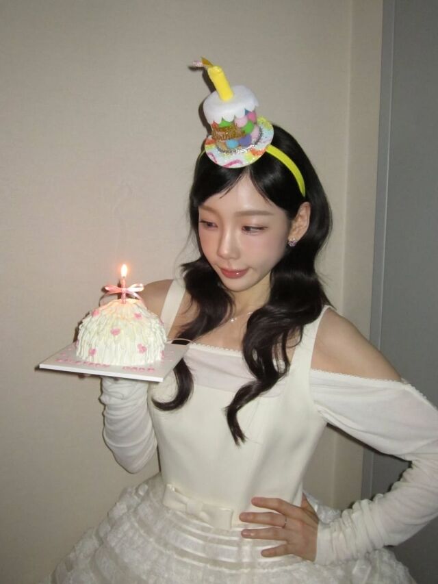 태연이 생일을 맞아 팬들과 특별한 순간을 공유했다. / 태연 SNS