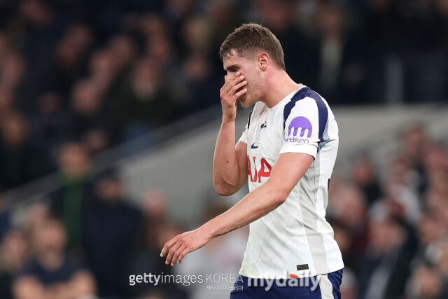 토트넘 수비수 미키 판 더 펜이 6일 크리스털 팰리스와 경기에서 레드 카드를 받고 퇴장하고 있다. /게티이미지코리아