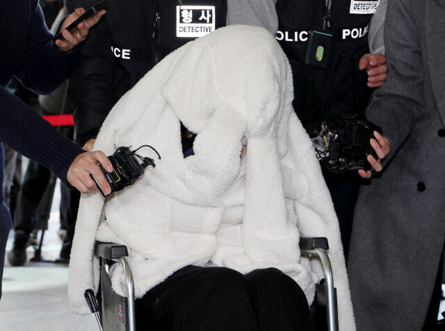 약에 취한 상태로 서울 반포대교를 달리다가 한강 둔치로 추락한 포르쉐 차량 운전자 30대 여성 A씨가 지난 2월 27일 서울 마포구 서울서부지방법원에서 마약류관리법 위반 및 도로교통법상 약물운전 혐의로 구속 전 피의자 신문(영장실질심사)를 받기 위해 출석하고 있다. /뉴시스