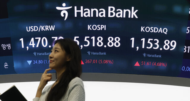코스피가 전 거래일(5251.87)보다 271.34포인트(5.17%) 오른 5523.21에 개장한 10일 오전 서울 중구 하나은행 딜링룸 전광판에 지수가 표시 되고 있다. 코스닥 지수는 전 거래일(1102.28)보다 45.71포인트(4.15%) 오른 1147.99에 거래를 시작했다. 원·달러 환율은 전 거래일 주간거래 종가(1495.5원)보다 24.7원 내린 1470.8원에 출발했다./뉴시스