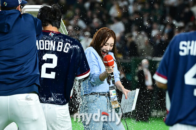 ▲ 문보경 선수 인터뷰 중 함께 물세례를 받는 박지영 아나운서.