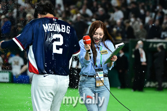 ▲ 맑은 하늘 보다 안전한 돔구장에서 물벼락이라니 '깜짝'