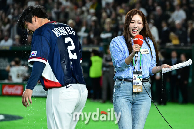 ▲ 문보경 얼굴에도 박지영 아나운서 인터뷰지에도 물이 주룩주룩