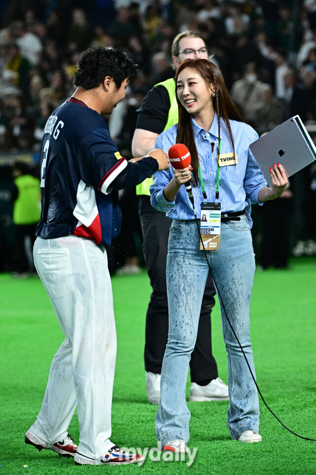 ▲ 서로의 모습을 보며 웃는 두 사람.