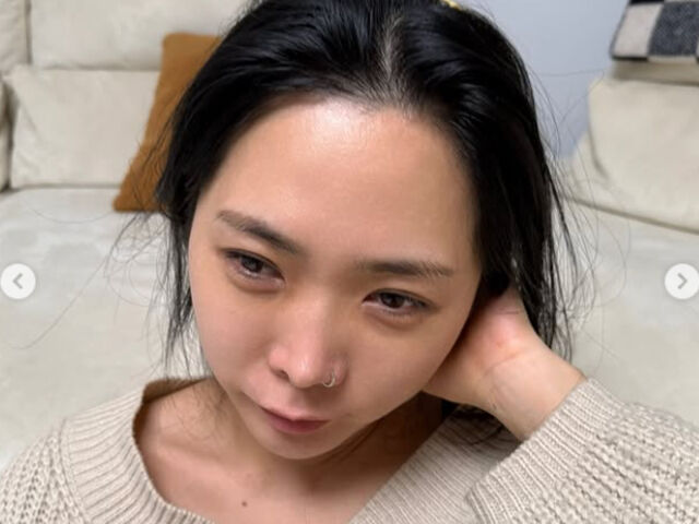 허니제이가 화장기 없는 얼굴로 지친 표정을 짓고 있다. / 허니제이 소셜미디어