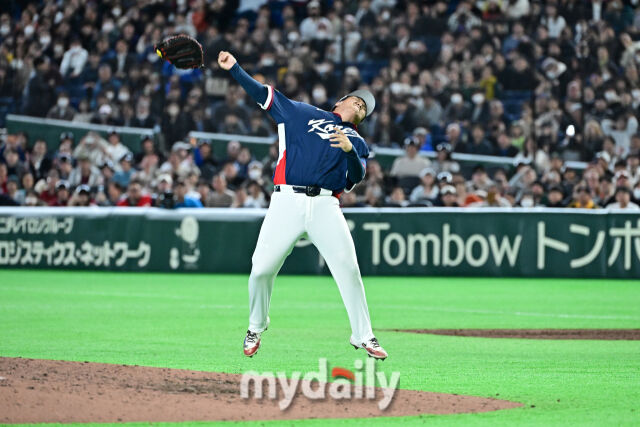 ▲ 마지막 아웃 카운트를 직접 잡고 8강 진출을 확정하며 글러브를 던지며 기뻐하는 문보경. WBC 참가 선수 중 최고의 타자.