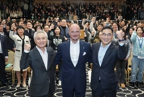 지난해 1월 6일 SC제일은행 본점에서 열린 임직원 신년 타운홀에서 이광희 SC제일은행장(맨 오른쪽), 박종복 SC그룹 Senior Advisor (맨 왼쪽), 디에고 디 조르지 SC그룹 최고재무책임자(가운데)가 임직원들과 기념촬영을 하고있다./SC제일은행