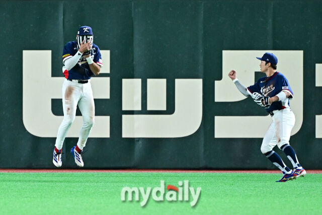 글러브로 얼굴을 가리고 감격해 하는 이정후(왼쪽). /도쿄돔=한혁승 기자