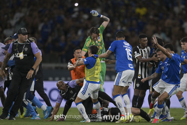 2026년 3월 9일 열린 크루제이루와 아틀레치쿠 미네이루의 브라질 컵대회 결승전. 양 팀 선수들이 난투극을 벌이고 있다./게티이미지코리아